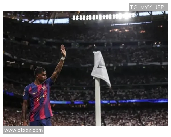 足球明星拉什福德的崛起之路与场外慈善事业的双重辉煌