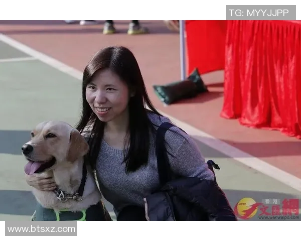 足球明星与可爱狗狗亲密合影展现温馨瞬间与友谊的美好时光 足球明星与可爱狗狗亲密合影展现温馨瞬间与友谊的美好时光